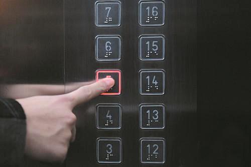 如何识别所乘电梯是否安全